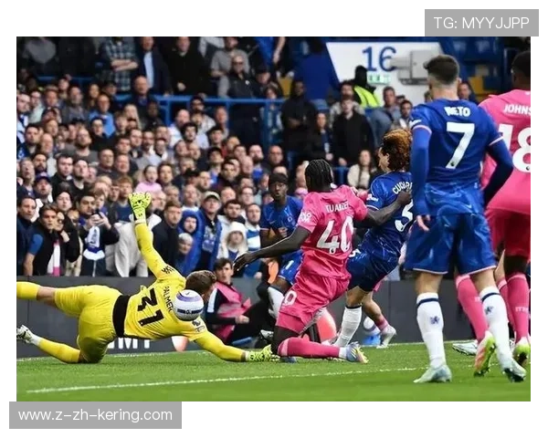 切尔西弧顶的精妙传球撕开中路阻挡